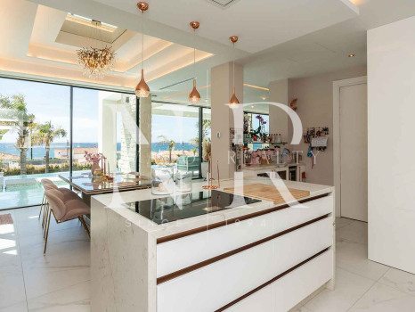 Villa con vistas panorámicas al mar en El Chaparral en venta.
