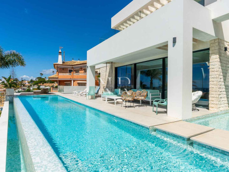 Villa avec vue panoramique sur la mer à El Chaparral à vendre.