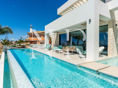 Villa con vistas panorámicas al mar en El Chaparral en venta.