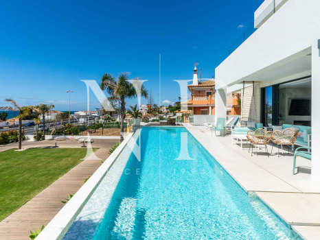 Villa con vistas panorámicas al mar en El Chaparral en venta.