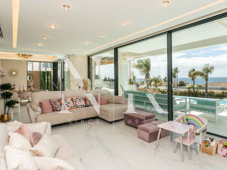 Villa con vistas panorámicas al mar en El Chaparral en venta.