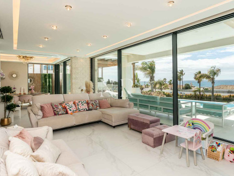 Villa avec vue panoramique sur la mer à El Chaparral à vendre.