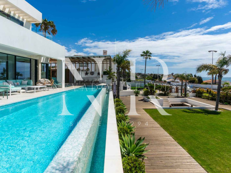 Villa con vistas panorámicas al mar en El Chaparral en venta.