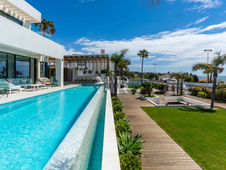 Villa avec vue panoramique sur la mer à El Chaparral à vendre.