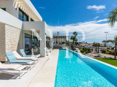 Villa con vistas panorámicas al mar en El Chaparral en venta.