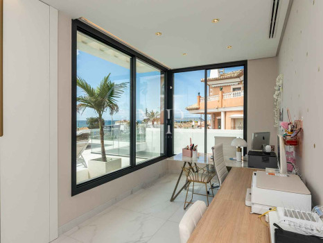 Villa avec vue panoramique sur la mer à El Chaparral à vendre.