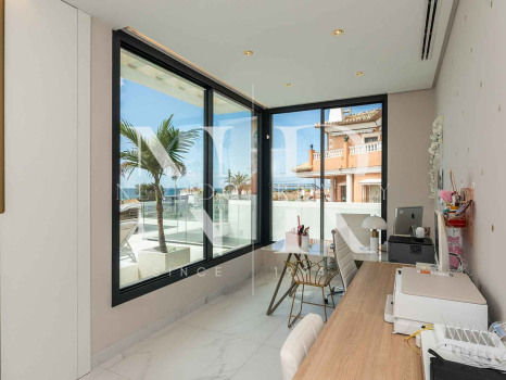 Villa con vistas panorámicas al mar en El Chaparral en venta.