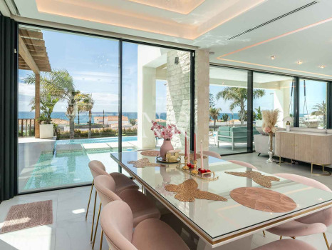 Villa avec vue panoramique sur la mer à El Chaparral à vendre.