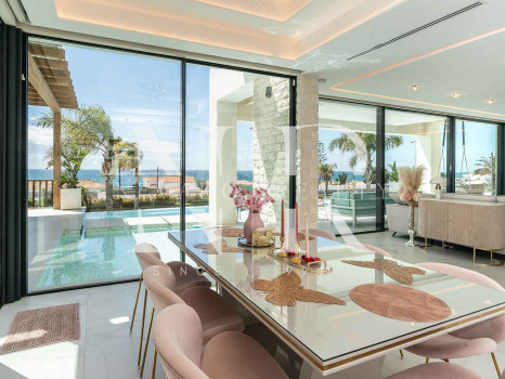 Villa con vistas panorámicas al mar en El Chaparral en venta.
