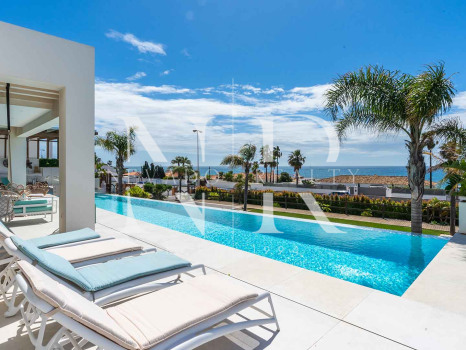 Villa con vistas panorámicas al mar en El Chaparral en venta.