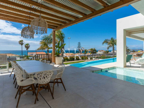 Villa avec vue panoramique sur la mer à El Chaparral à vendre.