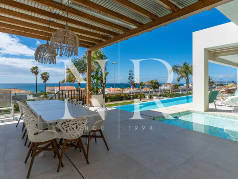Villa con vistas panorámicas al mar en El Chaparral en venta.