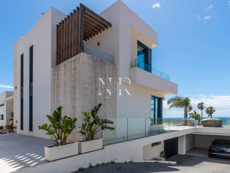 Villa avec vue panoramique sur la mer à El Chaparral à vendre.