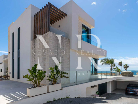 Villa con vistas panorámicas al mar en El Chaparral en venta.