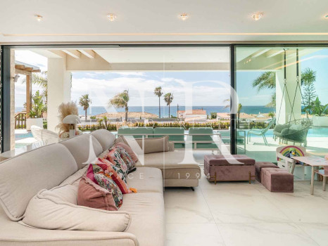 Villa con vistas panorámicas al mar en El Chaparral en venta.
