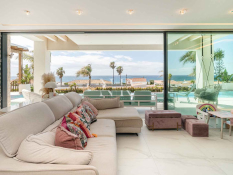 Villa avec vue panoramique sur la mer à El Chaparral à vendre.