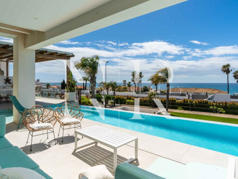 Villa con vistas panorámicas al mar en El Chaparral en venta.