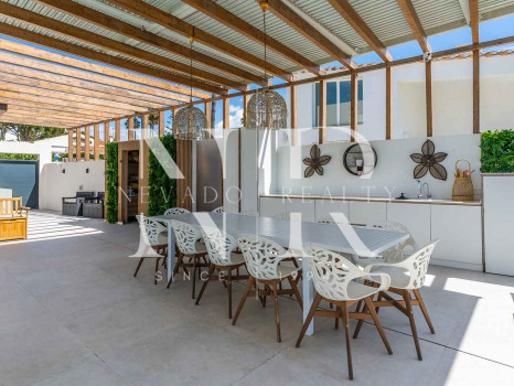 Villa con vistas panorámicas al mar en El Chaparral en venta.