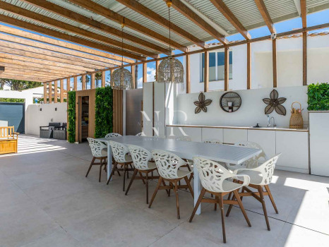 Villa avec vue panoramique sur la mer à El Chaparral à vendre.