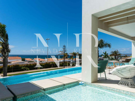Villa con vistas panorámicas al mar en El Chaparral en venta.