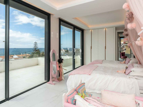 Villa avec vue panoramique sur la mer à El Chaparral à vendre.