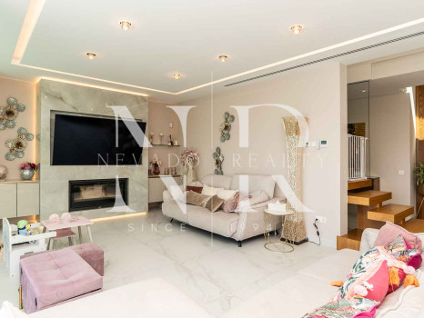 Villa con vistas panorámicas al mar en El Chaparral en venta.