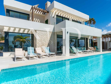 Villa con vistas panorámicas al mar en El Chaparral en venta.