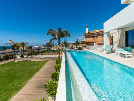 Villa avec vue panoramique sur la mer à El Chaparral à vendre.