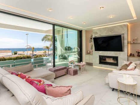 Villa avec vue panoramique sur la mer à El Chaparral à vendre.