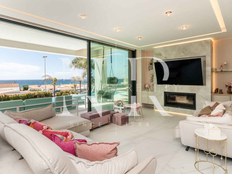 Villa con vistas panorámicas al mar en El Chaparral en venta.