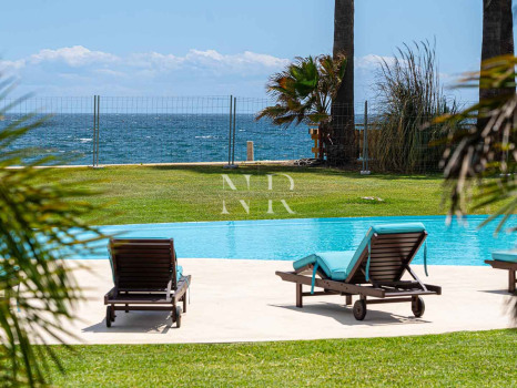 Villa à Estepona en première ligne de plage avec grand terrain à vendre