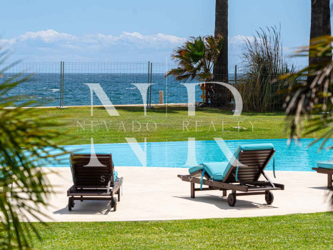 Villa en Estepona en primera línea de playa con gran parcela en venta
