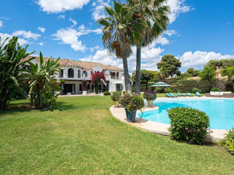 Villa à Estepona en première ligne de plage avec grand terrain à vendre