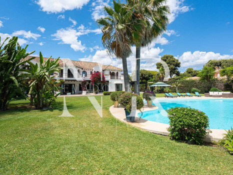 Villa en Estepona en primera línea de playa con gran parcela en venta