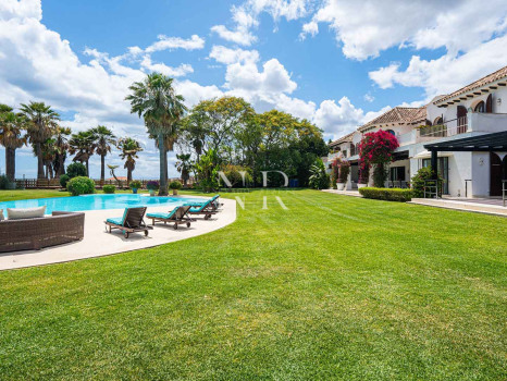 Villa à Estepona en première ligne de plage avec grand terrain à vendre
