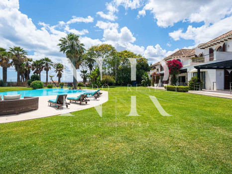 Villa en Estepona en primera línea de playa con gran parcela en venta