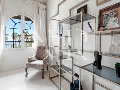 Villa en Estepona en primera línea de playa con gran parcela en venta