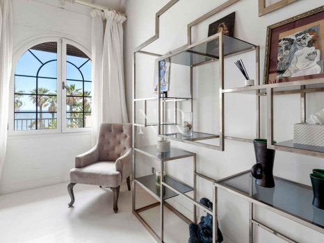 Villa à Estepona en première ligne de plage avec grand terrain à vendre