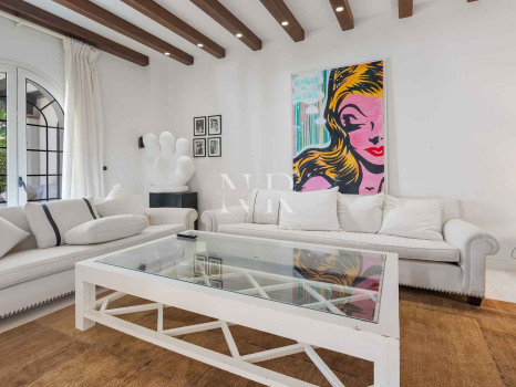 Villa à Estepona en première ligne de plage avec grand terrain à vendre