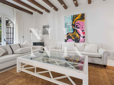 Villa en Estepona en primera línea de playa con gran parcela en venta