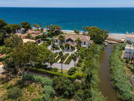 Villa à Estepona en première ligne de plage avec grand terrain à vendre