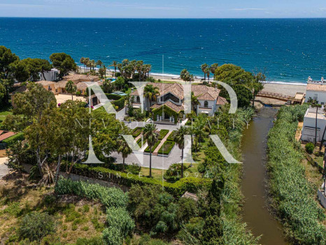 Villa en Estepona en primera línea de playa con gran parcela en venta