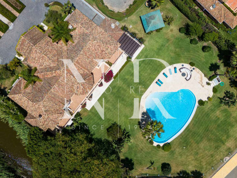 Villa en Estepona en primera línea de playa con gran parcela en venta