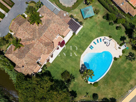 Villa à Estepona en première ligne de plage avec grand terrain à vendre