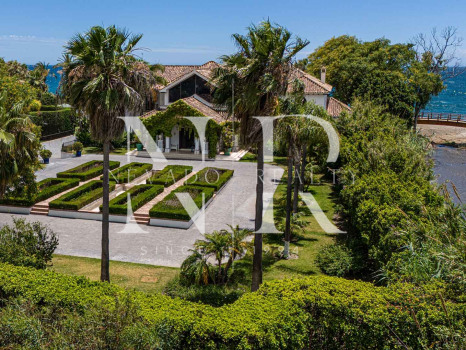 Villa en Estepona en primera línea de playa con gran parcela en venta
