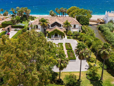 Villa à Estepona en première ligne de plage avec grand terrain à vendre
