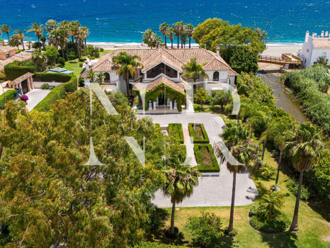 Villa en Estepona en primera línea de playa con gran parcela en venta