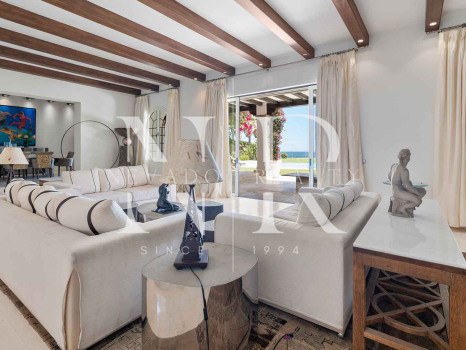 Villa en Estepona en primera línea de playa con gran parcela en venta