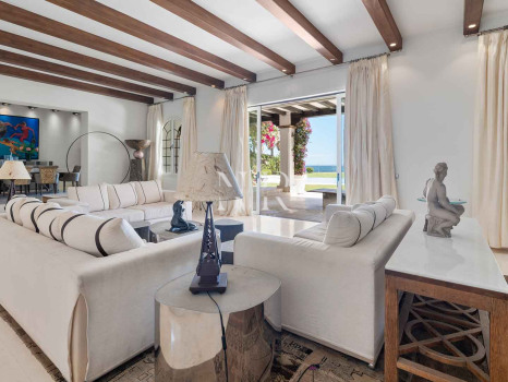 Villa à Estepona en première ligne de plage avec grand terrain à vendre