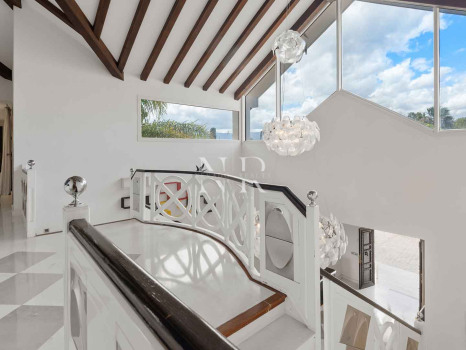 Villa à Estepona en première ligne de plage avec grand terrain à vendre